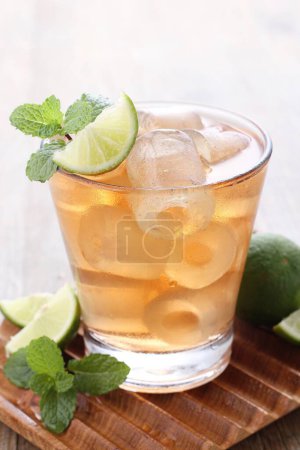 Foto de Bebida refrescante con limón, menta y lima - Imagen libre de derechos