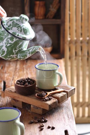 Téléchargez les photos : Thé chaud avec boisson chaude et théière - en image libre de droit