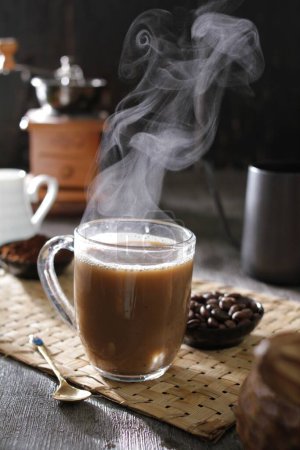 Téléchargez les photos : Tasse à café avec café chaud - en image libre de droit