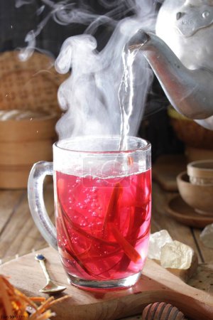 Téléchargez les photos : Tasse de thé avec citron et théière sur un fond en bois - en image libre de droit