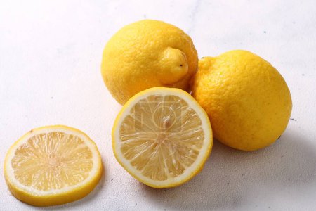 Téléchargez les photos : Tranches de citron sur fond blanc - en image libre de droit