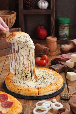 Foto de Pizza con queso y tomate - Imagen libre de derechos