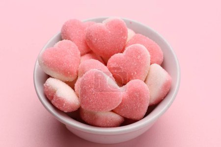Foto de Dulces caramelos en forma de corazón sobre fondo blanco - Imagen libre de derechos