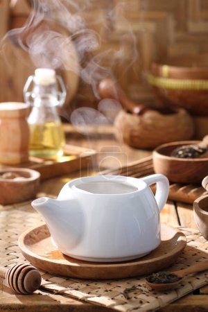 Foto de Taza de café en la mesa de madera. desayuno por la mañana - Imagen libre de derechos