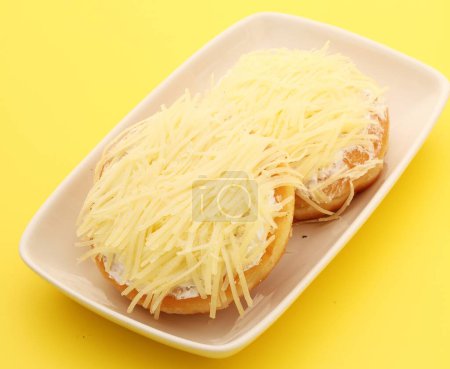 Téléchargez les photos : Délicieux fromage frais cuit au four avec jambon sur l'assiette - en image libre de droit