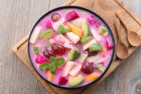 Téléchargez les photos : Soupe de fruits froids avec des fruits dans un bol sur la table, gros plan - en image libre de droit