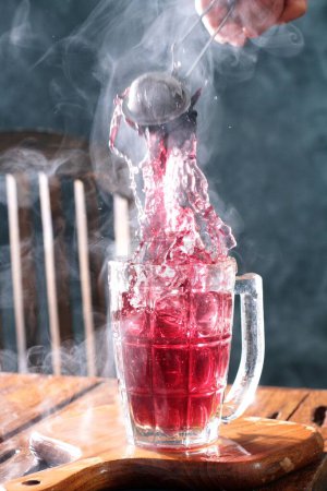 Foto de Té rojo caliente en una taza de vidrio - Imagen libre de derechos