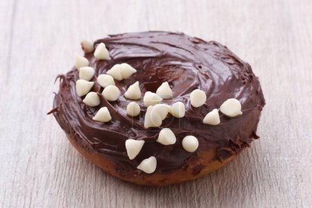 Foto de Sabroso donut de chocolate sobre fondo blanco - Imagen libre de derechos