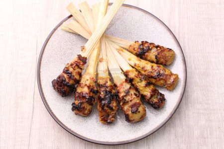 Téléchargez les photos : Brochette de poulet grillé barbecue avec sauce - en image libre de droit