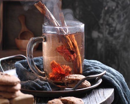 Foto de Taza de té de hierbas en la mesa de madera - Imagen libre de derechos