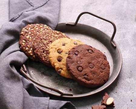 Téléchargez les photos : Biscuit maison aux pépites de chocolat avec des noix et des pépites de chocolat sur fond bois rustique. vue de dessus - en image libre de droit