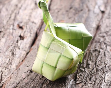 Foto de Albóndigas de arroz en hojas de bambú, albóndigas tradicionales asiáticas - Imagen libre de derechos