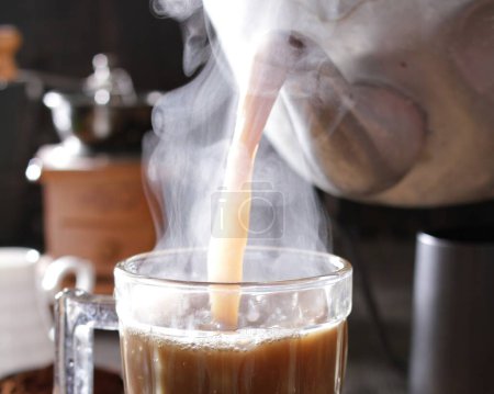 Téléchargez les photos : Café chaud avec du lait dans le verre - en image libre de droit