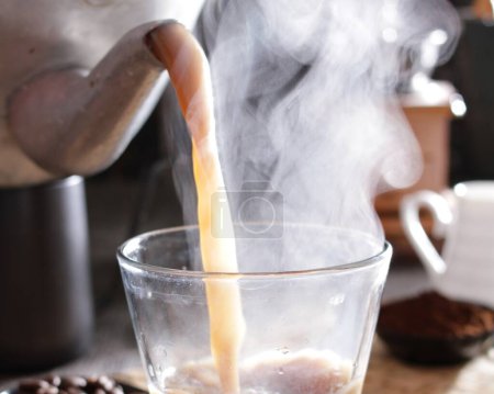 Foto de Verter el café en el vaso con una máquina de café. - Imagen libre de derechos