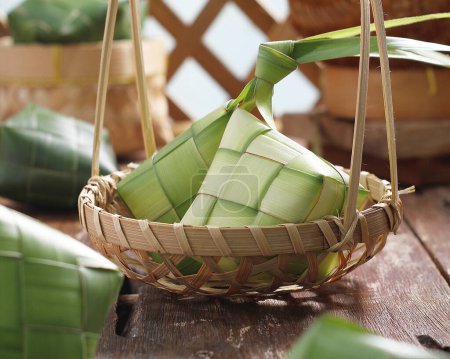 Téléchargez les photos : Lait de coco thaï dans des feuilles de bambou - en image libre de droit