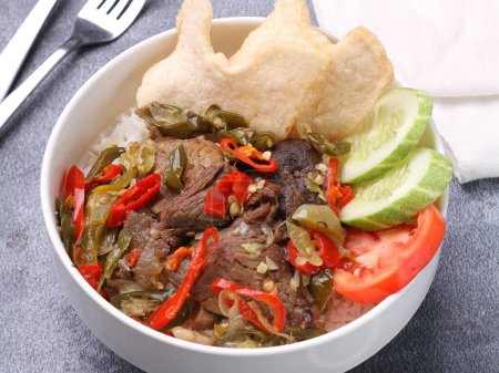 Téléchargez les photos : Nourriture asiatique avec boeuf et légumes - en image libre de droit