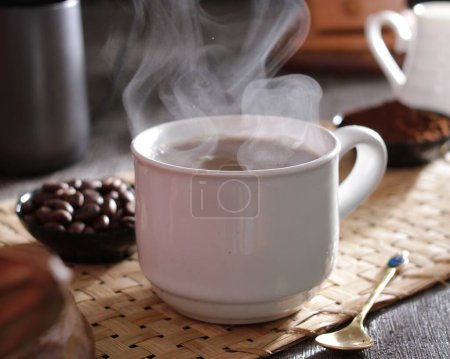 Foto de Taza de chocolate caliente y malvavisco en la mesa - Imagen libre de derechos