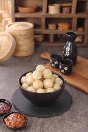 Cilok merupakan makanan ringan yang terbuat dari tepung tapioka dan disajikan dengan saus kacang yang gurih dan pedas
