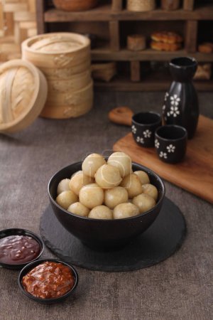Cilok merupakan makanan ringan yang terbuat dari tepung tapioka dan disajikan dengan saus kacang yang gurih dan pedas