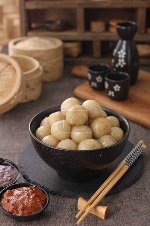 Téléchargez les photos : Cilok est une collation à base de farine de tapioca et servi avec de la sauce aux arachides salée et épicée - en image libre de droit