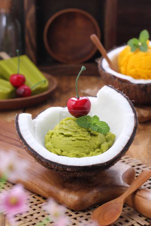 Foto de Té verde matcha con leche de coco. - Imagen libre de derechos
