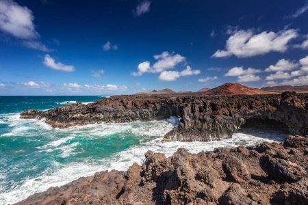 malerische Landschaft, Aussicht, Lanzarote, Vulkaninsel, Blick auf den Atlantik, spanische Inseln, Landschaft der Kanarischen Inseln, Naturhintergrund