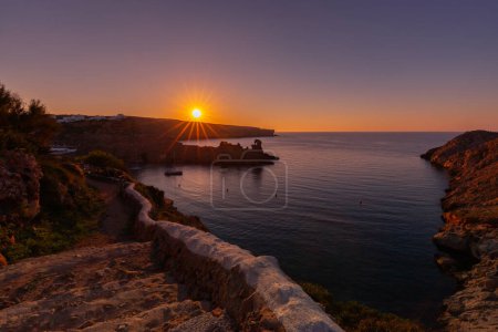 Foto de Puesta de sol sobre el mar, paisaje de la hermosa isla española de Menorca, tiro al aire libre - Imagen libre de derechos