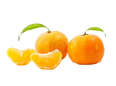 Téléchargez les photos : Fruit orange frais avec gouttes d'eau isolées sur fond blanc - en image libre de droit