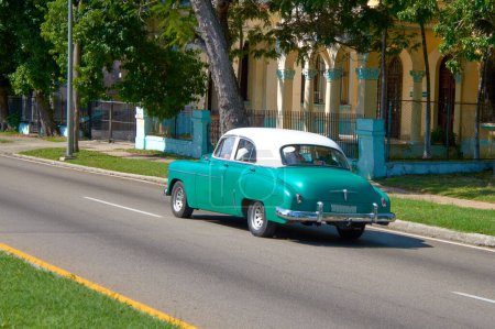 Téléchargez les photos : Voitures américaines classiques en La Havane, Cuba - en image libre de droit