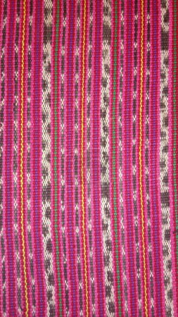  Timor Leste Nación del sudeste asiático conocida por su rica diversidad cultural y las artes tradicionales, incluyendo el tejido que simboliza la libertad y la identidad cultural. Tais utilizados para la decoración y estilos de ropa para hombres y mujeres.