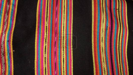  Timor oriental Nation d'Asie du Sud-Est connue pour sa riche diversité culturelle et ses arts traditionnels, y compris le tissage symbolisant la liberté et l'identité culturelle. Tais utilisés pour la décoration et les styles de vêtements pour hommes et femmes.