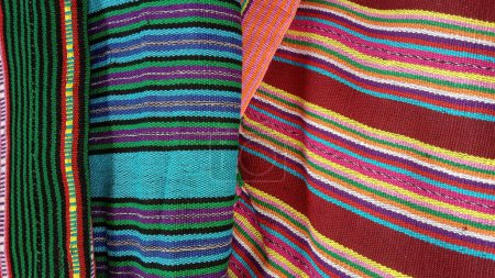  Timor Leste Nación del sudeste asiático conocida por su rica diversidad cultural y las artes tradicionales, incluyendo el tejido que simboliza la libertad y la identidad cultural. Tais utilizados para la decoración y estilos de ropa para hombres y mujeres.