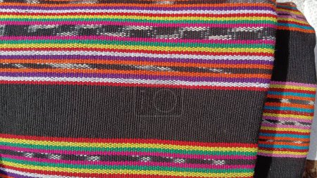 Tais tejiendo en Timor Oriental, simbolizando la libertad y la identidad cultural. El textil tradicional es vital para la vida timorense, utilizado para la decoración y estilos de ropa para hombres y mujeres.