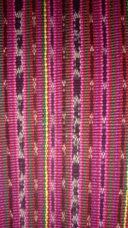 Tais tejiendo en Timor Oriental, simbolizando la libertad y la identidad cultural. El textil tradicional es vital para la vida timorense, utilizado para la decoración y estilos de ropa para hombres y mujeres.