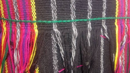 Tais tissant au Timor oriental, symbolisant la liberté et l'identité culturelle. Le textile traditionnel est vital pour la vie timoraise, utilisé pour la décoration et les styles de vêtements pour hommes et femmes.