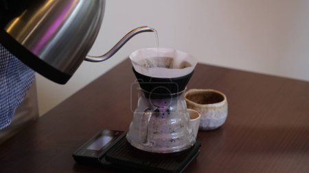 Téléchargez les photos : Latina volcano dripper with coffee paper for make coffee. - en image libre de droit
