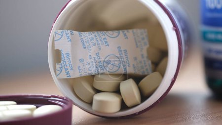 Foto de El desecante es un pequeño envase en un frasco de medicamento para un agente secante. Advertencia para no comer. Yakarta, 12 de febrero de 2023. - Imagen libre de derechos