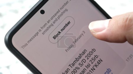 Foto de Función de número de bloque en el teléfono inteligente Android para el mensaje de phishing. Yakarta, 10 de febrero de 2023. - Imagen libre de derechos