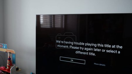 Téléchargez les photos : TV display a message problem can not play Netflix movies. Sydney, 13 January 2023. - en image libre de droit