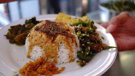 Téléchargez les photos : Riz Padang avec divers plats d'accompagnement - en image libre de droit