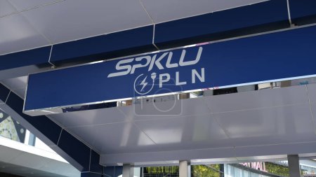 Foto de SPKLU es la estación de carga general del vehículo eléctrico con el tipo ultra rápido. Yakarta Oriental, 18 de agosto de 2022. - Imagen libre de derechos
