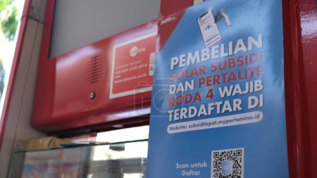 Foto de Notification pamphlets for purchasing diesel and Pertalite must register in the MyPertamina application. Jakarta, 18 August 2022. - Imagen libre de derechos