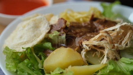 Foto de Rujak juhi is a Betawi food consisting of various vegetables, noodles and dried squid doused with peanut sauce. Indonesia food - Imagen libre de derechos