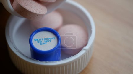 Foto de El desecante es un pequeño envase en un frasco de medicamento para un agente secante. Advertencia para no comer. Yakarta, 28 de febrero de 2023. - Imagen libre de derechos