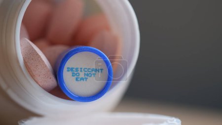 Foto de El desecante es un pequeño envase en un frasco de medicamento para un agente secante. Advertencia para no comer. Yakarta, 28 de febrero de 2023. - Imagen libre de derechos