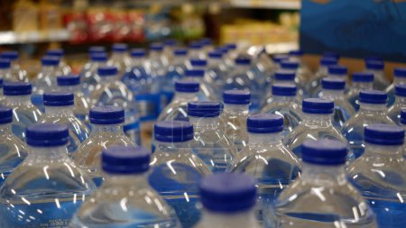 Téléchargez les photos : Agencement de bouteilles d'eau minérale dans un supermarché - en image libre de droit