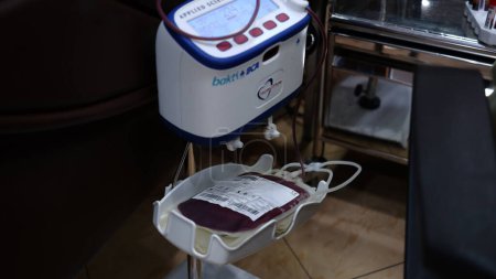 Téléchargez les photos : Sac de sang d'un donneur de sang. Jakarta, 14 mars 2023. - en image libre de droit