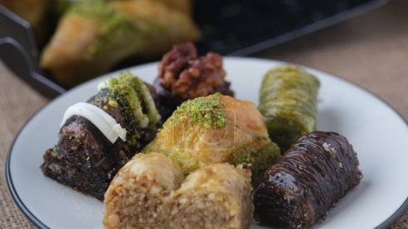 Téléchargez les photos : Diverses saveurs de gâteaux sucrés Baklava. Délice turc - en image libre de droit