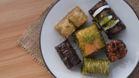 Téléchargez les photos : Diverses saveurs de gâteaux sucrés Baklava. Délice turc - en image libre de droit