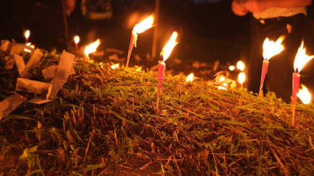 Foto de Encender velas en las tumbas ancestrales en la celebración de Cheng Beng. Tradición china. - Imagen libre de derechos